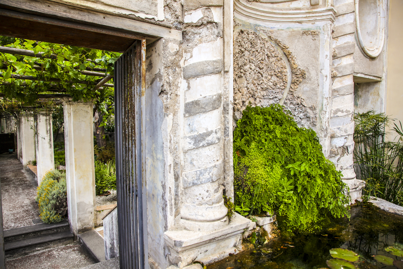   Fontana con peschiera Giardino della Minerva
