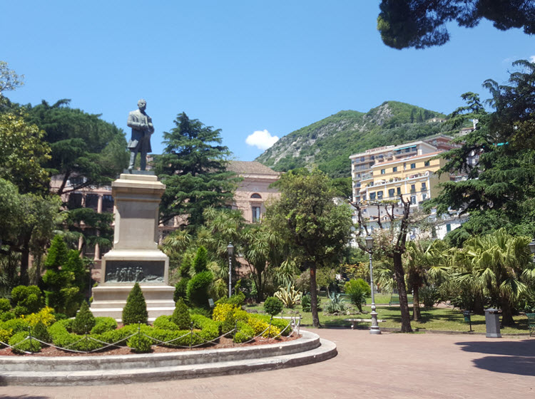   Statua di Giovanni Nicotera realizzata da Corrado Patroni (1960)
