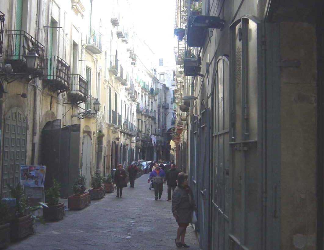   Via Giovanni Da Procida vista da Largo Campo
