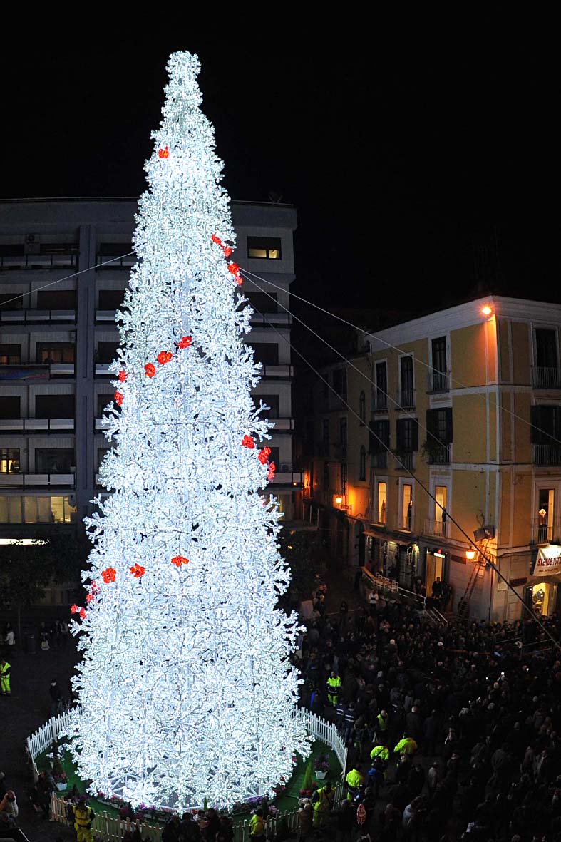   Si illuminano le opere natalizie di Luci d'Artista
