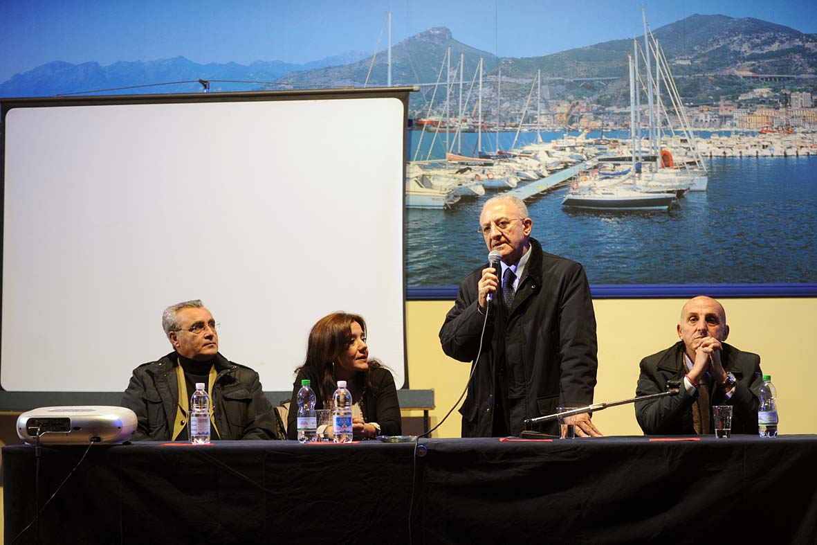   Il Sindaco Vincenzo De Luca incontra la comunita' di Salerno Solidale. 19 dicembre 2011
