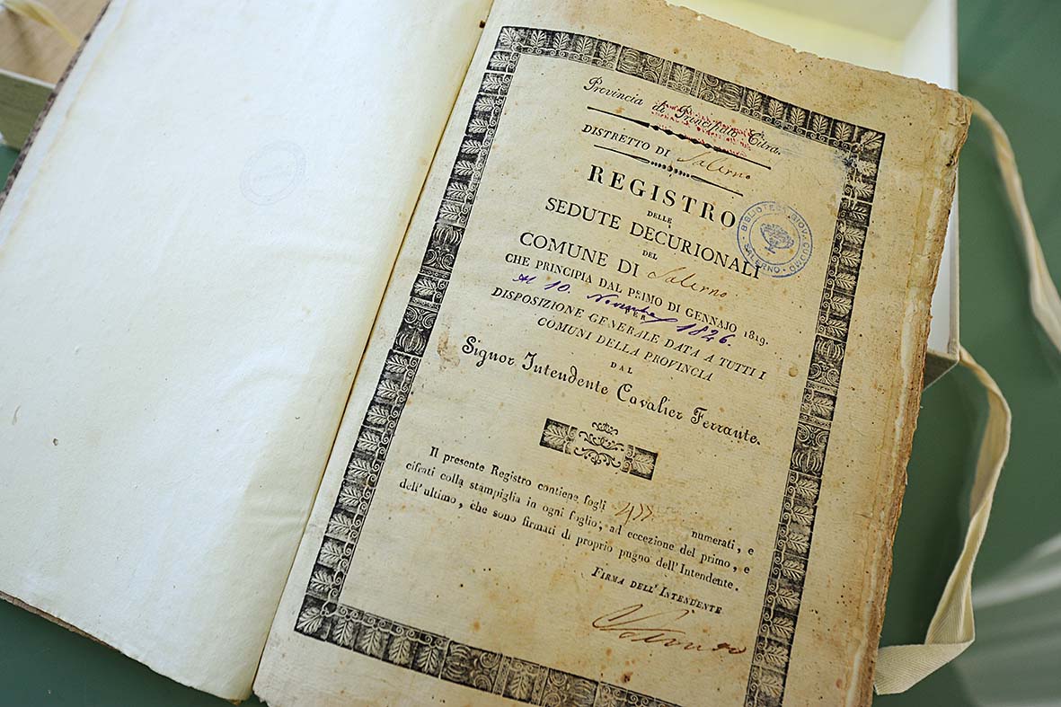   Consegna al Comune di Salerno di un tomo manoscritto contenente i verbali del Decurionato
