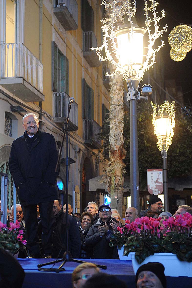   Si illuminano le opere natalizie di Luci d'Artista
