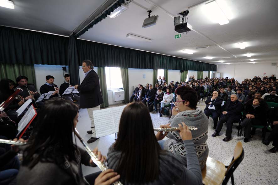   Il Sindaco Vincenzo De Luca in visita alla scuola Alfano I. Salerno, 9 gennaio 2012
