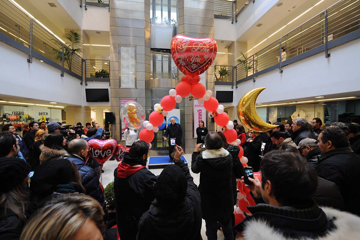   Il Sindaco De Luca inaugura le "Piazze dell'Amore". Salerno, 11 febbraio 2012
