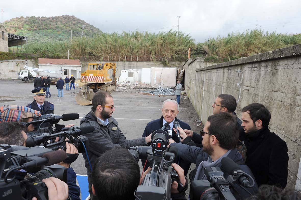   Con il Sindaco Vincenzo De Luca demolizione manufatti abusivi in localita' Ostaglio
