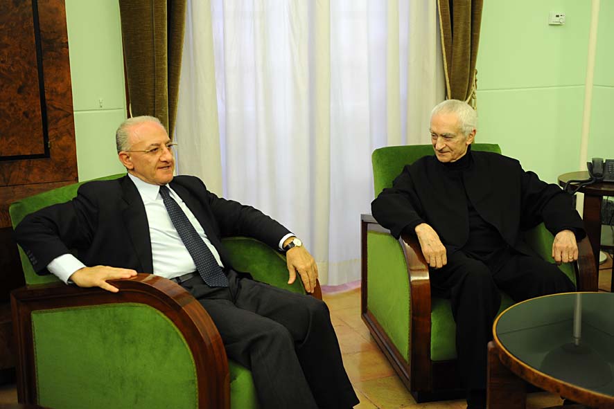   Massimo Vignelli a Salerno. Conferenza stampa con il Sindaco Vincenzo De Luca a Palazzo di Citta'. Salerno, 22 Novembre 2011.

