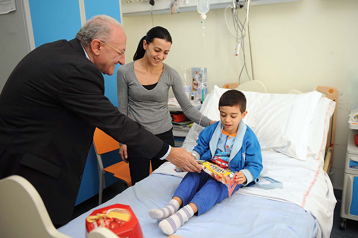   Il Sindaco De Luca in visita ai reparti pediatrici del "San Leonardo"
