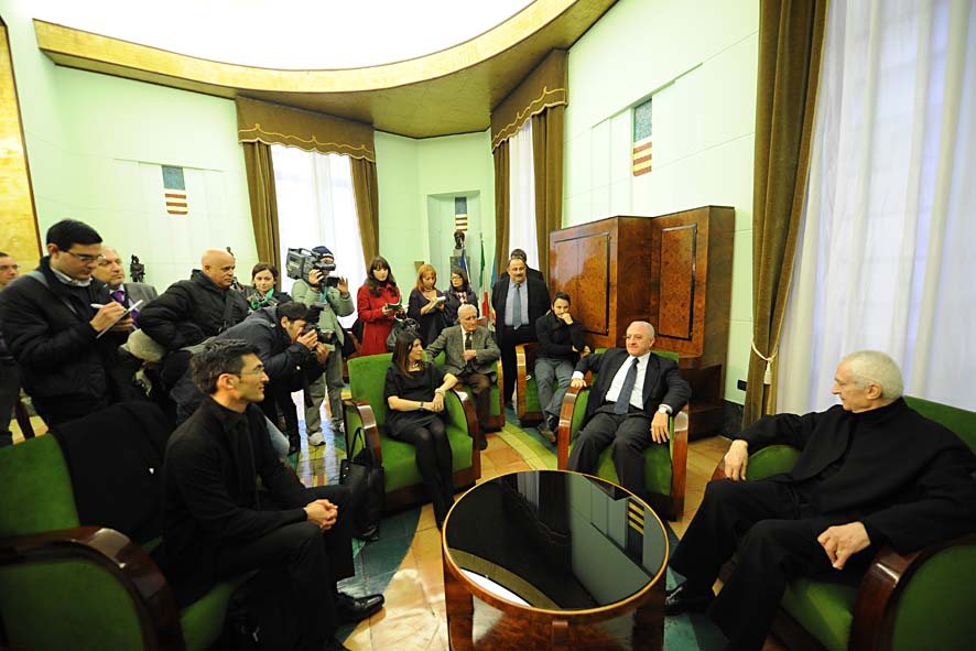   Massimo Vignelli a Salerno. Conferenza stampa con il Sindaco Vincenzo De Luca a Palazzo di Citta'. Salerno, 22 Novembre 2011.
