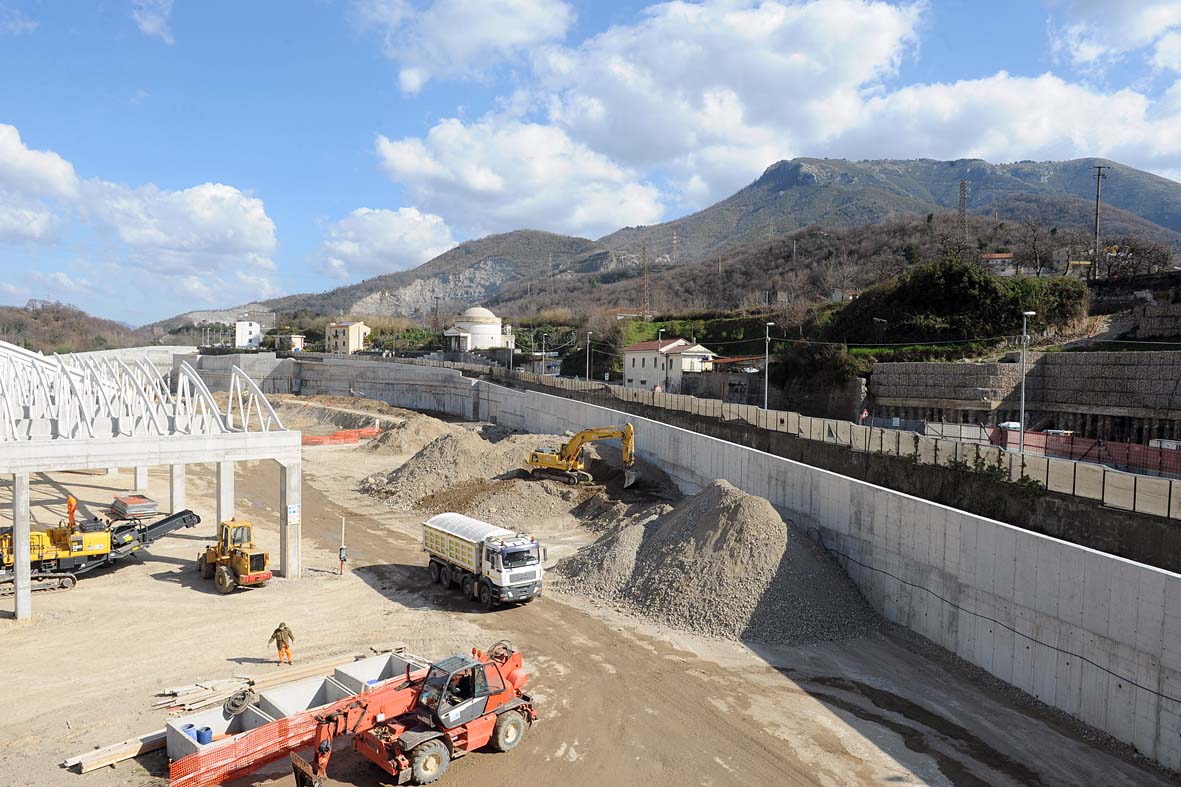   Il Sindaco V. De Luca ed il Presidente G. Lettieri in visita al cantiere nell'area delle ex MCM. Salerno, 12 marzo 2012
