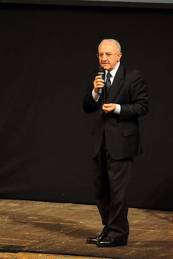   Massimo Vignelli a Salerno. Lectio Magistralis al Teatro Verdi. L'intervento del Sindaco Vincenzo De Luca. Salerno, 22 Novembre 2011.
