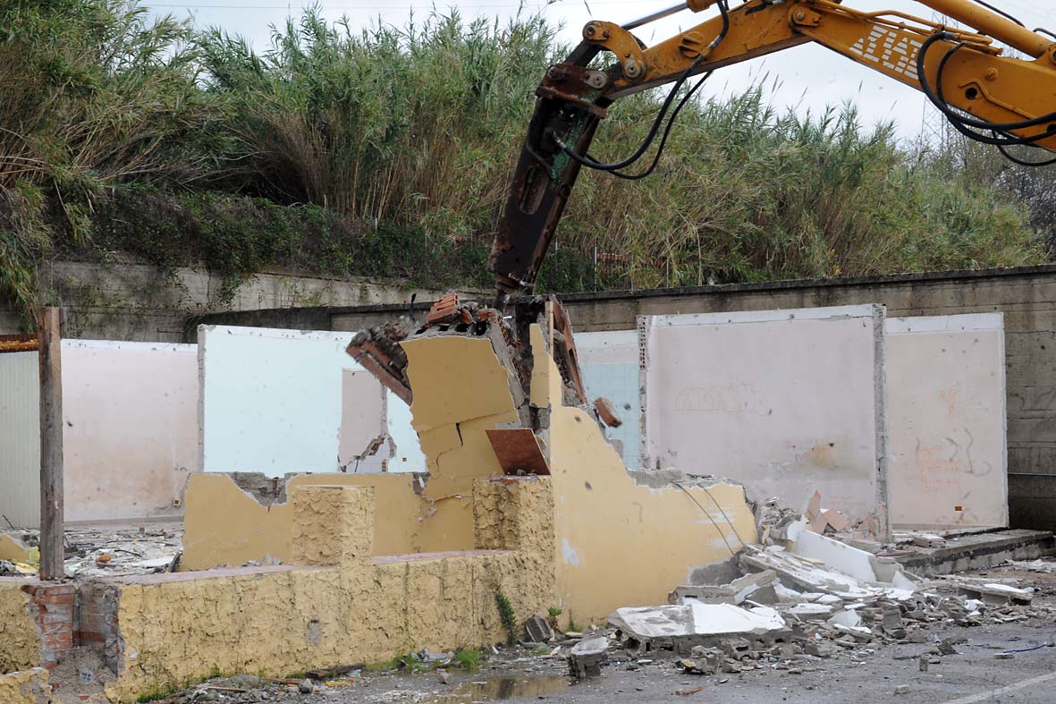   Con il Sindaco Vincenzo De Luca demolizione manufatti abusivi in localita' Ostaglio
