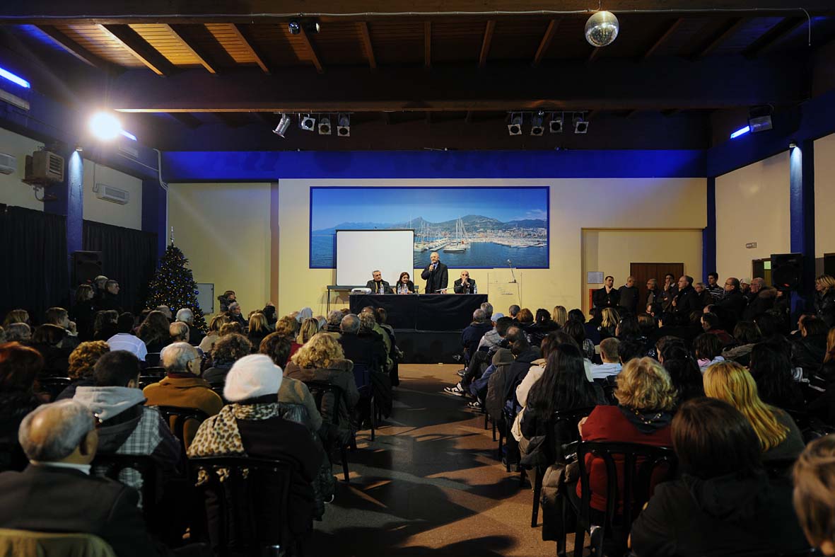   Il Sindaco Vincenzo De Luca incontra la comunita' di Salerno Solidale. 19 dicembre 2011
