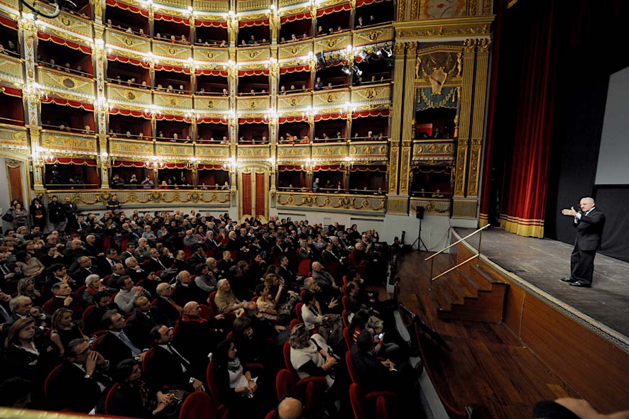   Massimo Vignelli a Salerno. Lectio Magistralis al Teatro Verdi. L'intervento del Sindaco Vincenzo De Luca. Salerno, 22 Novembre 2011.

