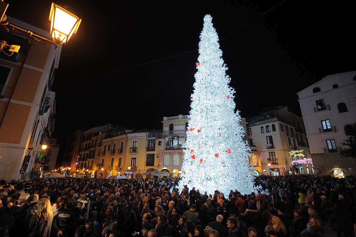   Si illuminano le opere natalizie di Luci d'Artista
