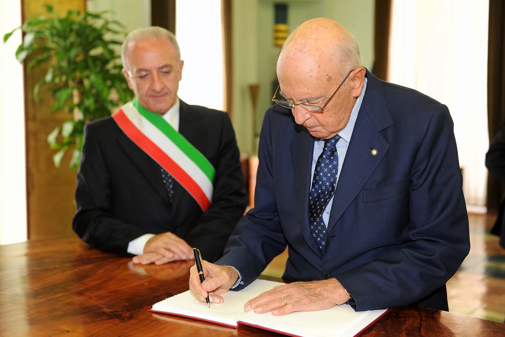   SALERNO saluta il Presidente della Repubblica GIORGIO NAPOLITANO. Martedi' 14 settembre 2010
