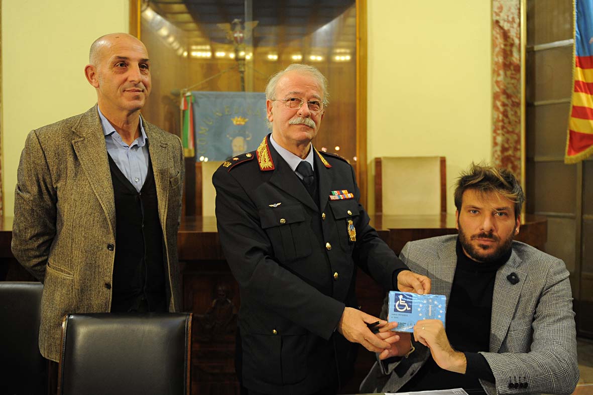   A Salerno, tra le prime citta' in Italia, i nuovi permessi di transito e sosta disabili antitruffa
