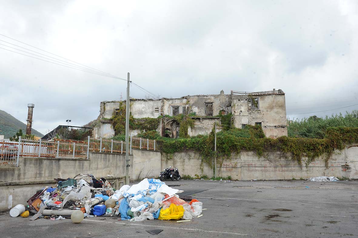   Con il Sindaco Vincenzo De Luca demolizione manufatti abusivi in localita' Ostaglio
