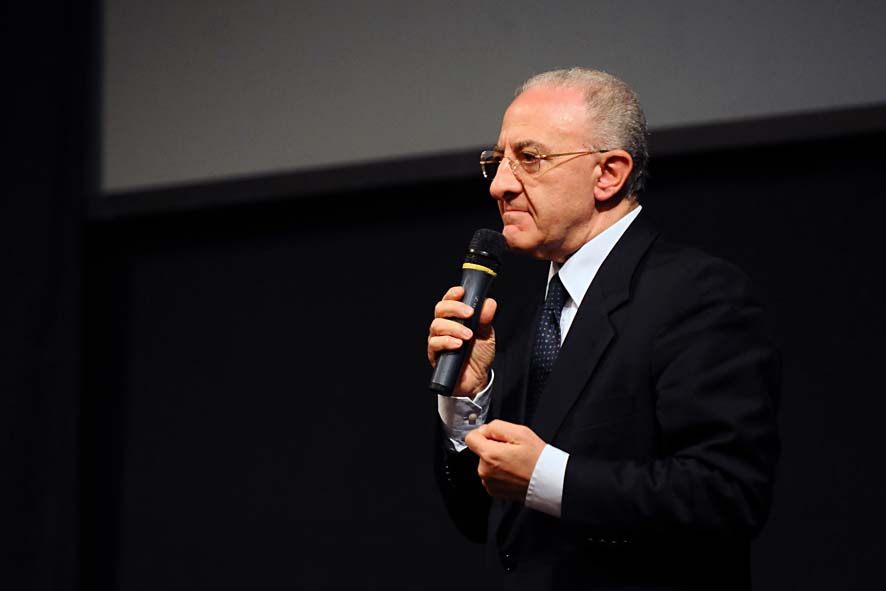   Massimo Vignelli a Salerno. Lectio Magistralis al Teatro Verdi. L'intervento del Sindaco Vincenzo De Luca. Salerno, 22 Novembre 2011.
