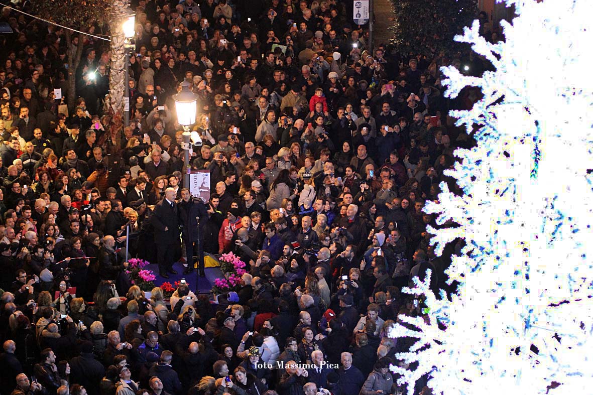   Si accendono le opere natalizie di Luci d'Artista: Albero di Natale, Foresta di Ghiaccio e Slitta
