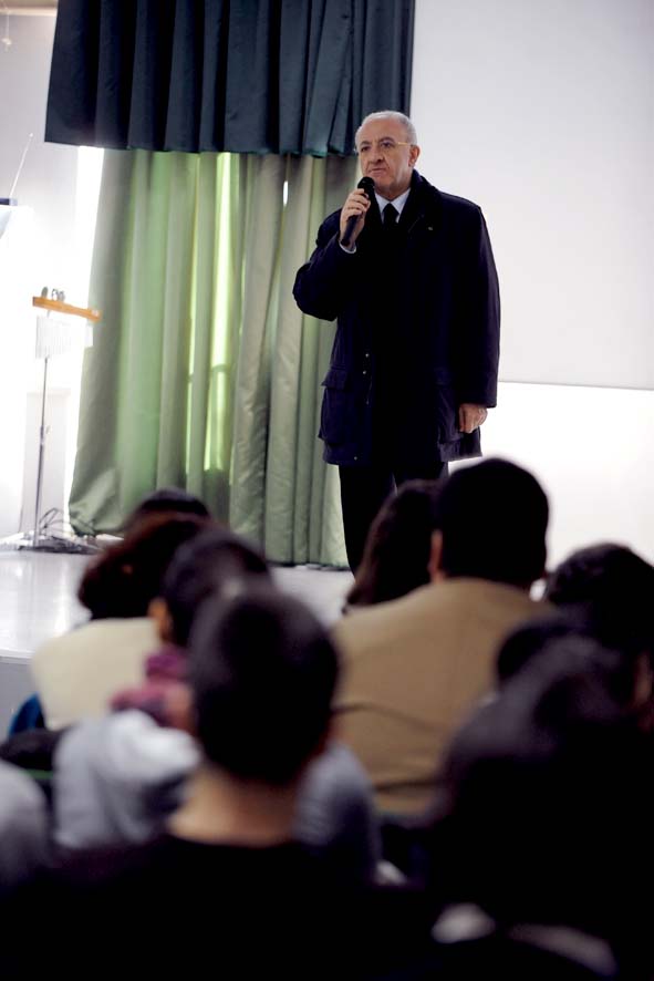   Il Sindaco Vincenzo De Luca in visita alla scuola Alfano I. Salerno, 9 gennaio 2012
