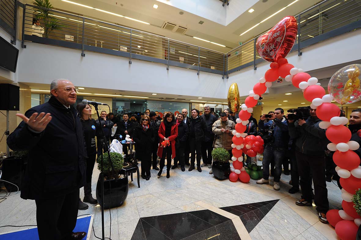   Il Sindaco De Luca inaugura le "Piazze dell'Amore". Salerno, 11 febbraio 2012
