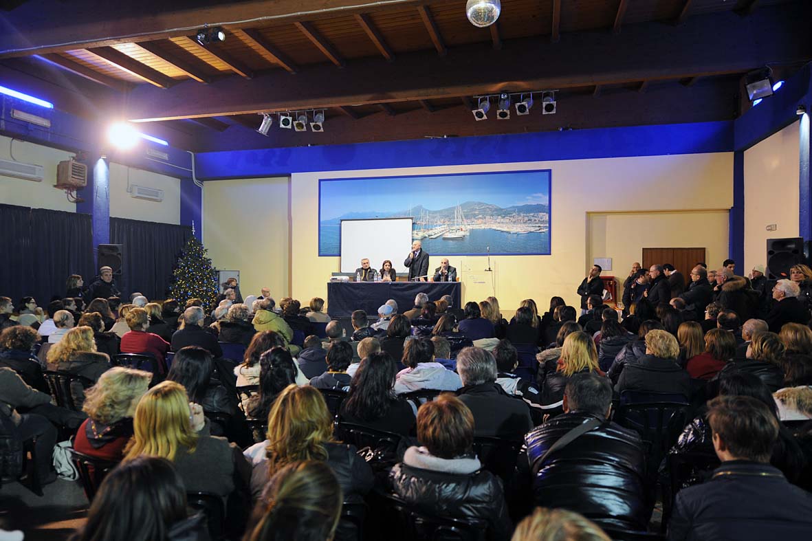   Il Sindaco Vincenzo De Luca incontra la comunita' di Salerno Solidale. 19 dicembre 2011
