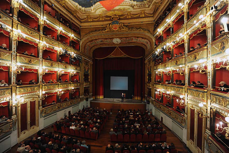   Massimo Vignelli a Salerno. Lectio Magistralis al Teatro Verdi. L'intervento del Sindaco Vincenzo De Luca. Salerno, 22 Novembre 2011.
