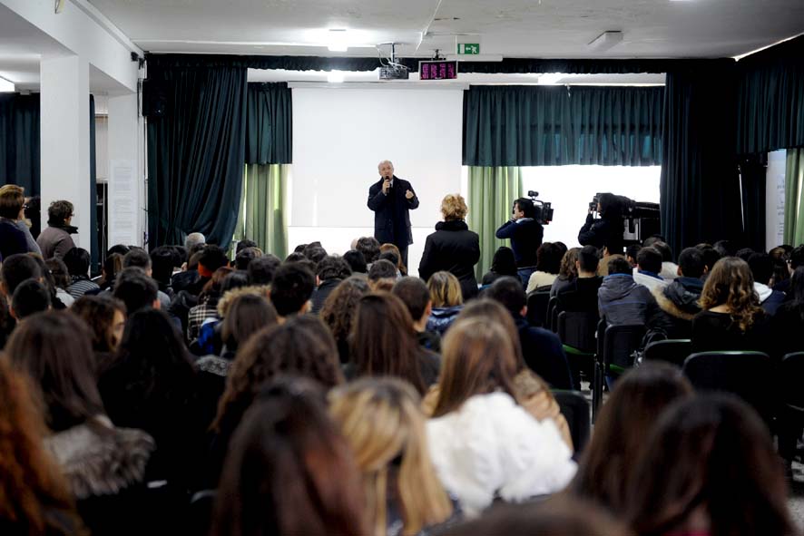   Il Sindaco Vincenzo De Luca in visita alla scuola Alfano I. Salerno, 9 gennaio 2012
