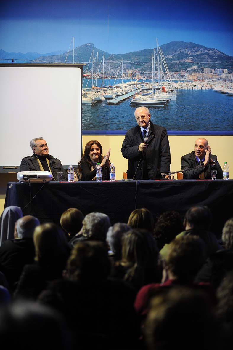   Il Sindaco Vincenzo De Luca incontra la comunita' di Salerno Solidale. 19 dicembre 2011

