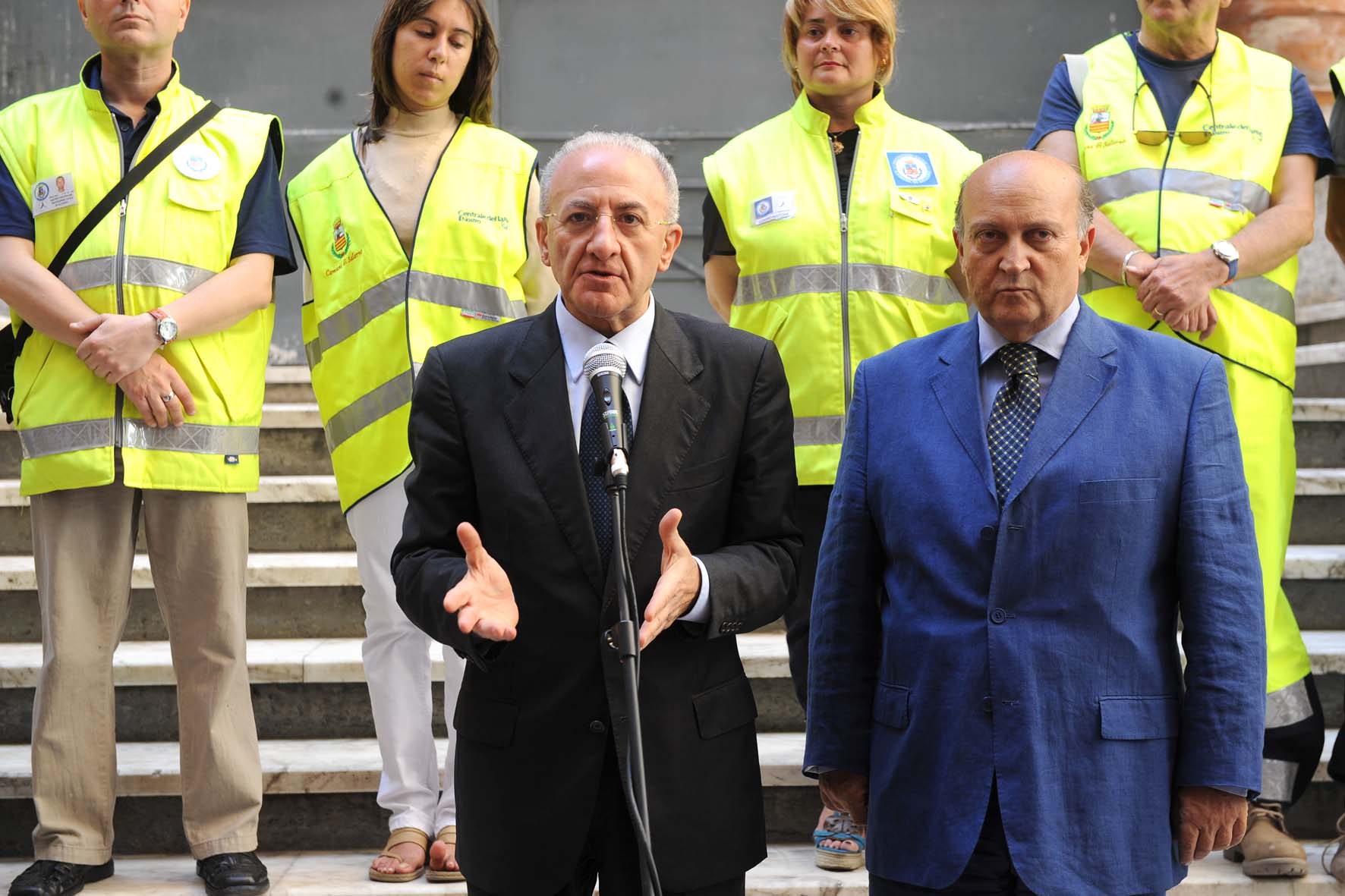   Presentazione del corso di formazione per volontari della Protezione Civile e consegna di nuovi motorini per l'espletamento del servizio. Salerno, 17 giugno 2010
