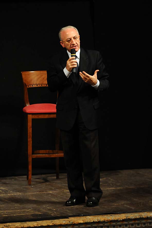   Massimo Vignelli a Salerno. Lectio Magistralis al Teatro Verdi. L'intervento del Sindaco Vincenzo De Luca. Salerno, 22 Novembre 2011.
