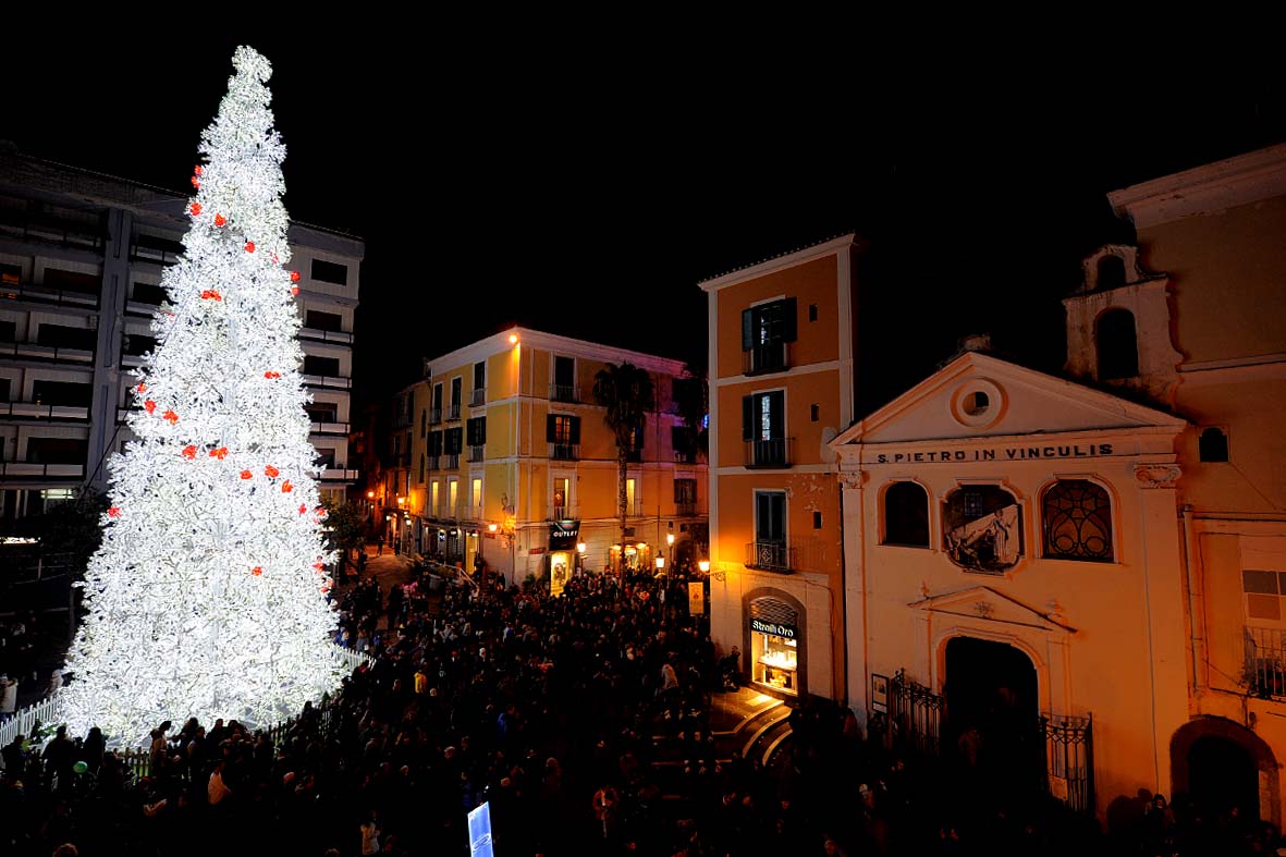   Si illuminano le opere natalizie di Luci d'Artista

