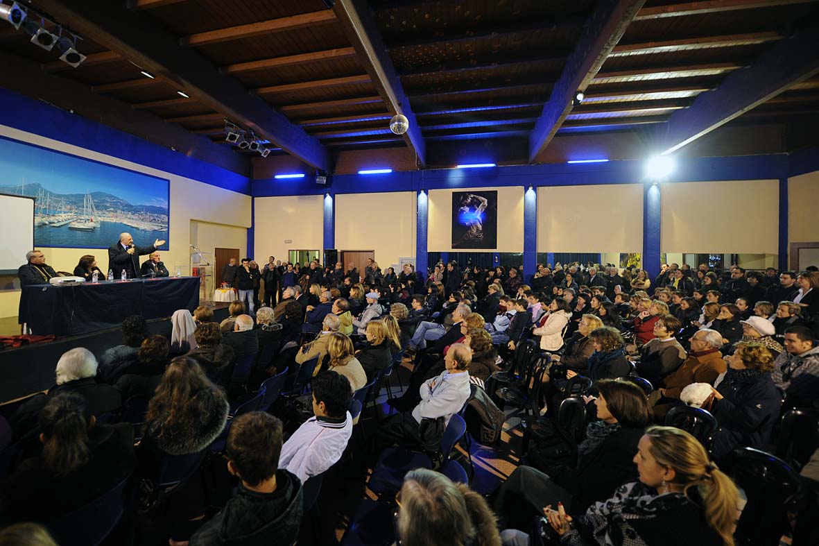   Il Sindaco Vincenzo De Luca incontra la comunita' di Salerno Solidale. 19 dicembre 2011
