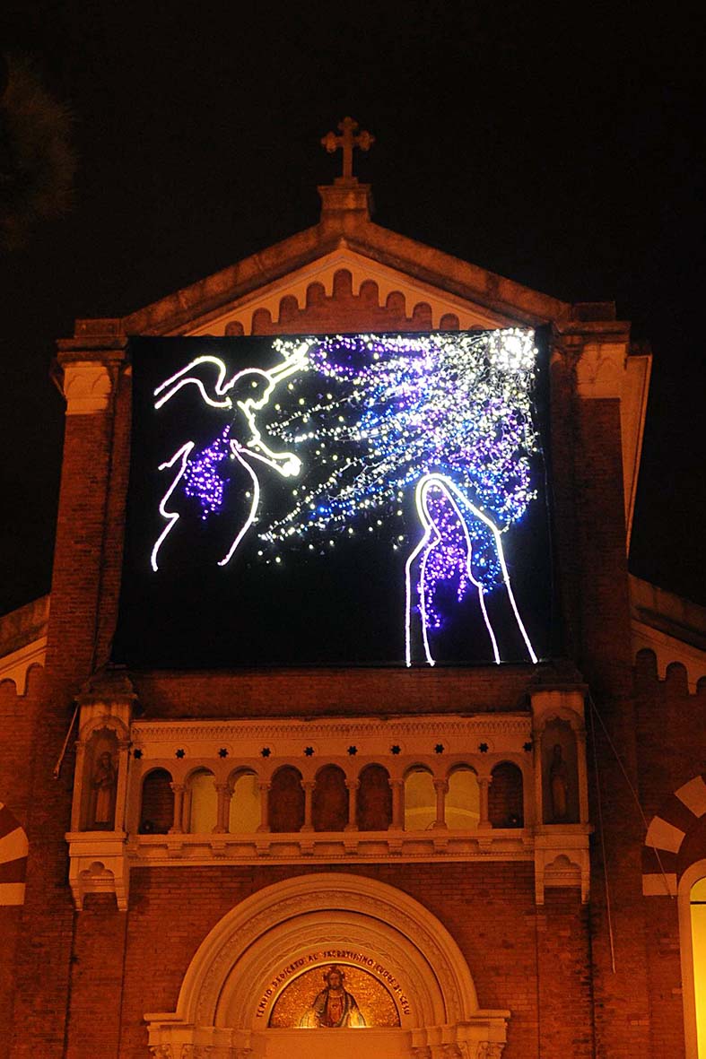   Si illuminano le opere natalizie di Luci d'Artista
