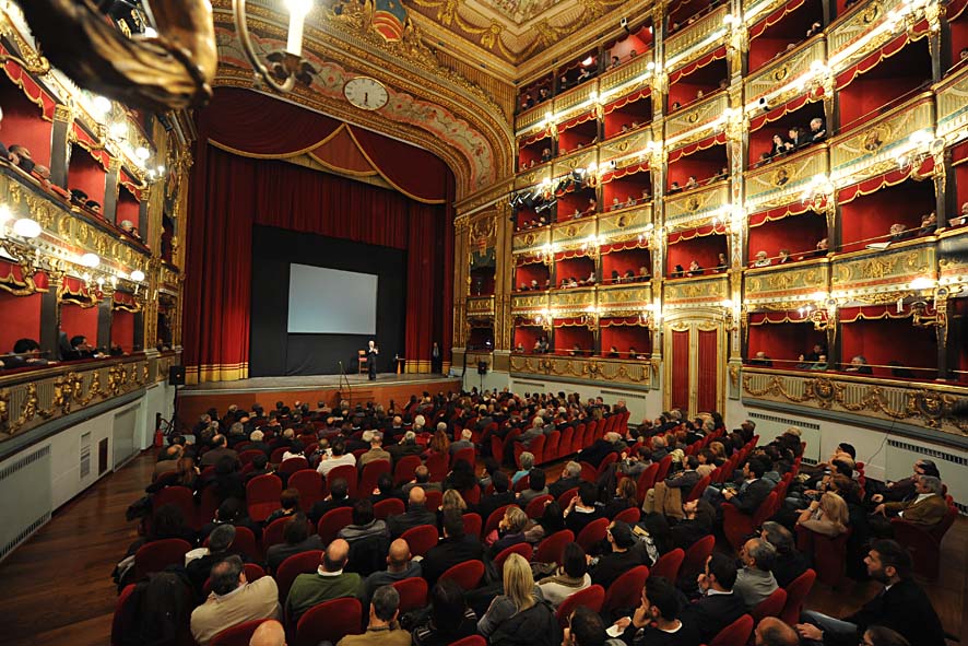   Massimo Vignelli a Salerno. Lectio Magistralis al Teatro Verdi. L'intervento del Sindaco Vincenzo De Luca. Salerno, 22 Novembre 2011.
