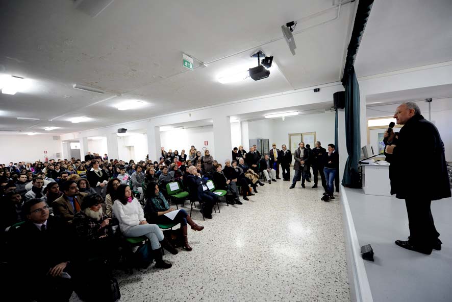   Il Sindaco Vincenzo De Luca in visita alla scuola Alfano I. Salerno, 9 gennaio 2012
