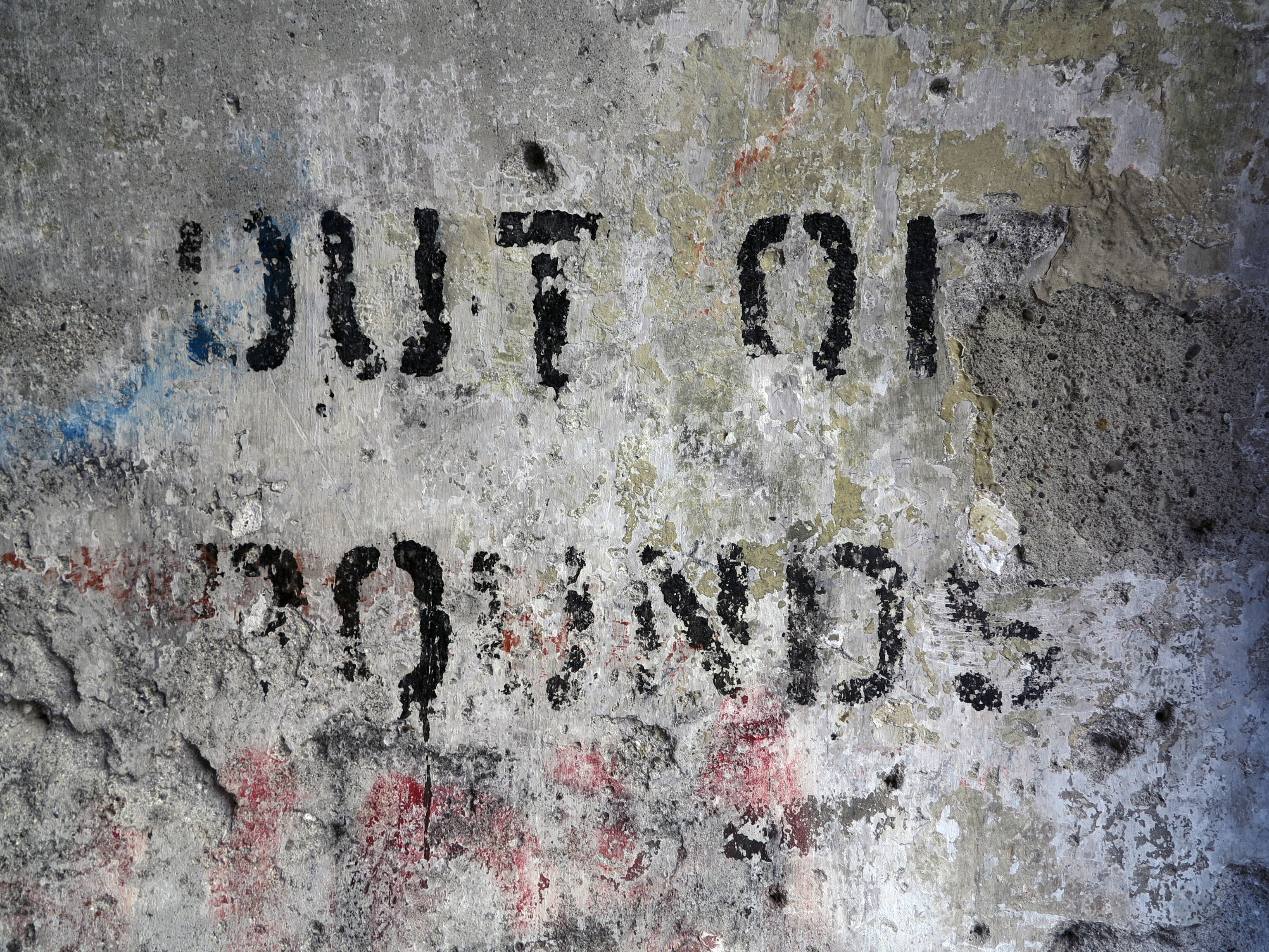   Restaurata la scritta murale Out of Bounds nel centro storico cittadino
