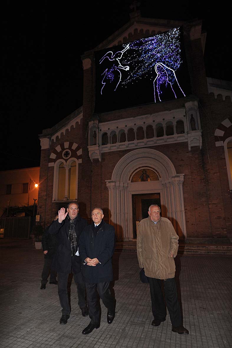   Si illuminano le opere natalizie di Luci d'Artista
