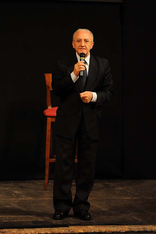   Massimo Vignelli a Salerno. Lectio Magistralis al Teatro Verdi. L'intervento del Sindaco Vincenzo De Luca. Salerno, 22 Novembre 2011.
