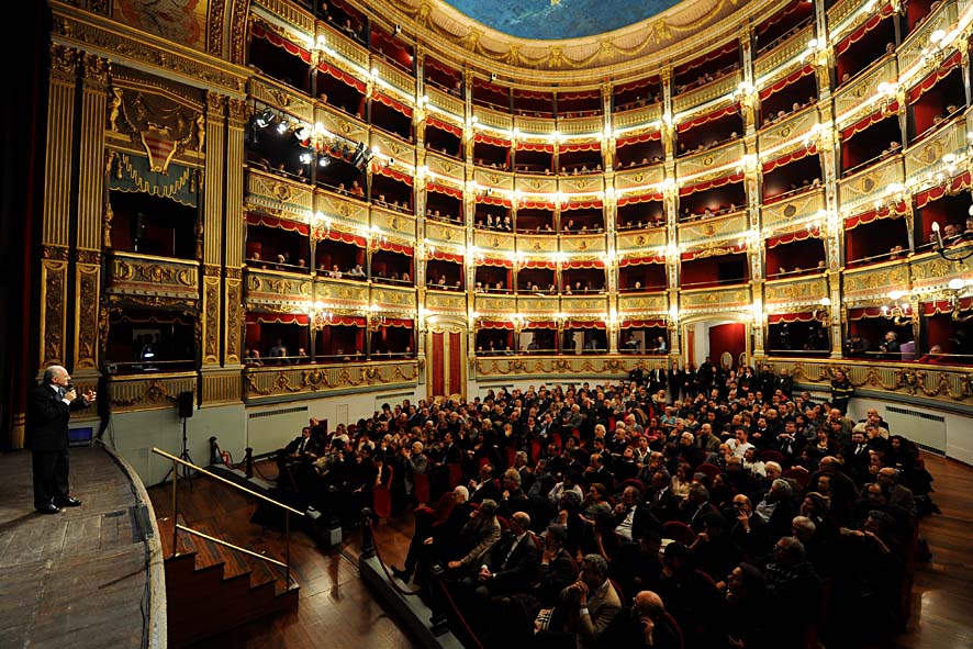   Massimo Vignelli a Salerno. Lectio Magistralis al Teatro Verdi. L'intervento del Sindaco Vincenzo De Luca. Salerno, 22 Novembre 2011.
