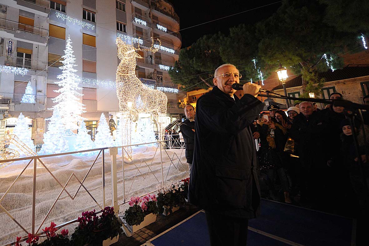   Si illuminano le opere natalizie di Luci d'Artista
