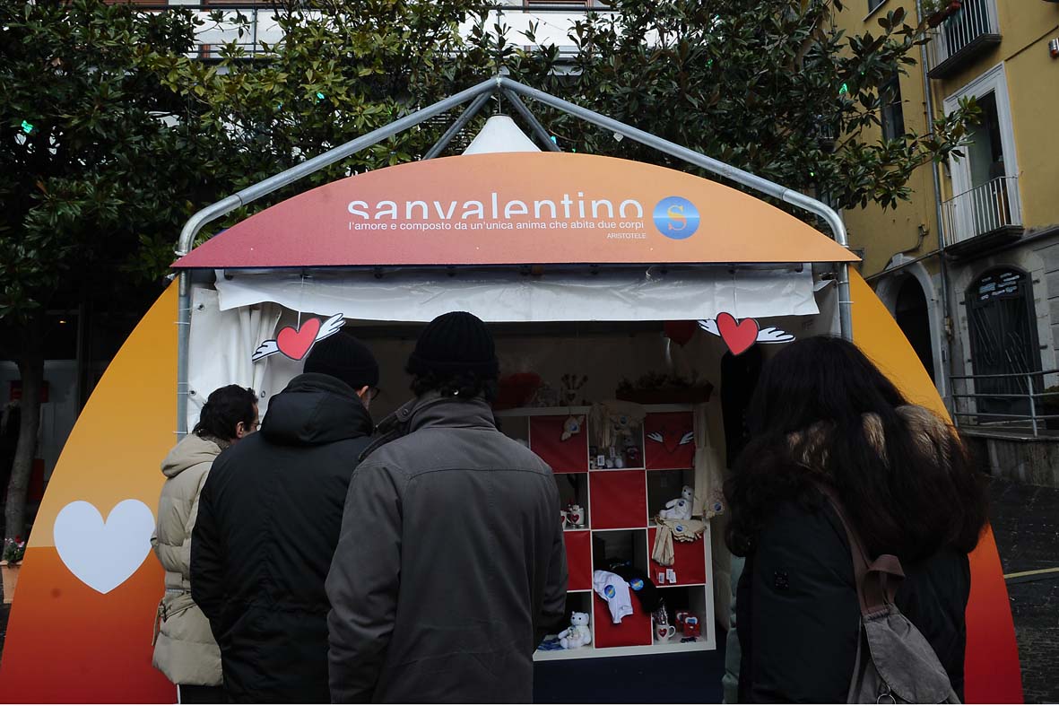   Il Sindaco De Luca inaugura le "Piazze dell'Amore". Salerno, 11 febbraio 2012
