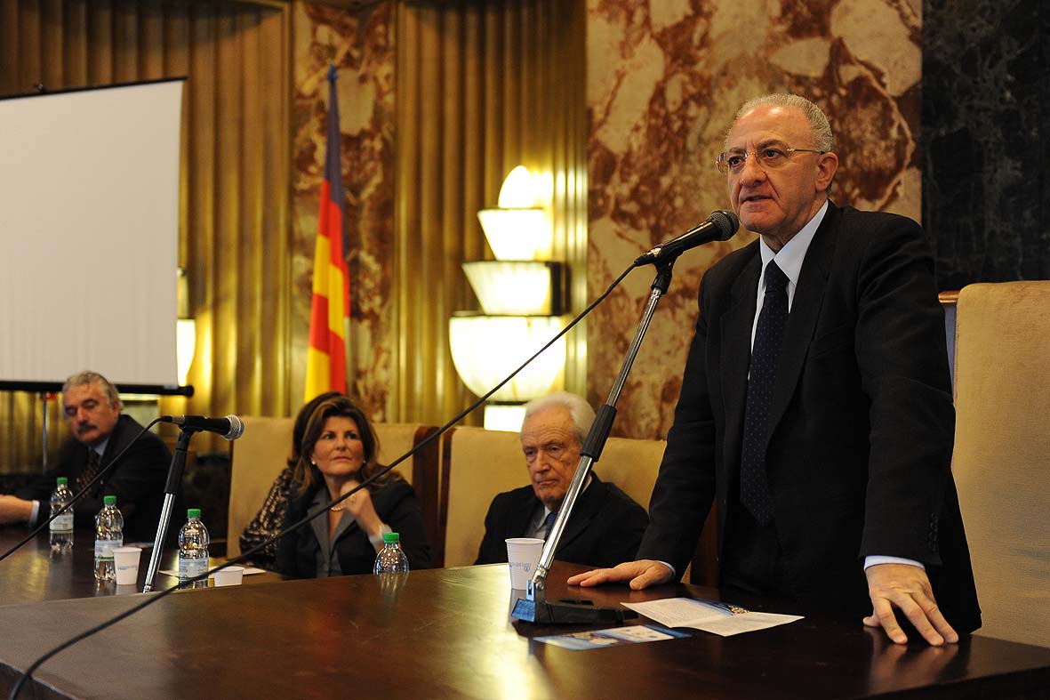   Il Sindaco De Luca inaugura la Giornata Salernitana per la prevenzione delle malattie della tiroide. Comune di Salerno, 12 febbraio 2011
