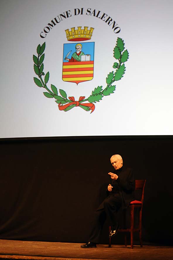   Massimo Vignelli a Salerno. Lectio Magistralis al Teatro Verdi. La presentazione del brand. Salerno, 22 Novembre 2011.
