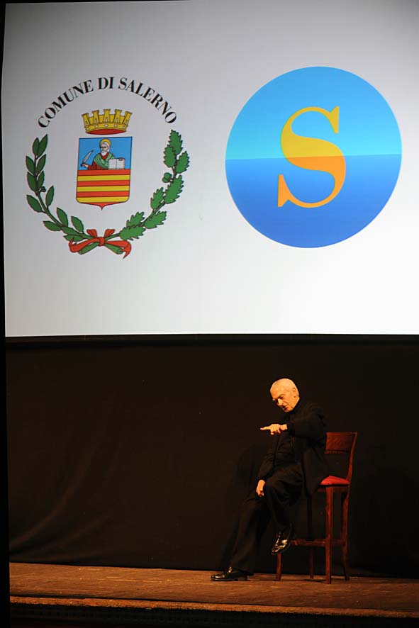   Massimo Vignelli a Salerno. Lectio Magistralis al Teatro Verdi. La presentazione del brand. Salerno, 22 Novembre 2011.
