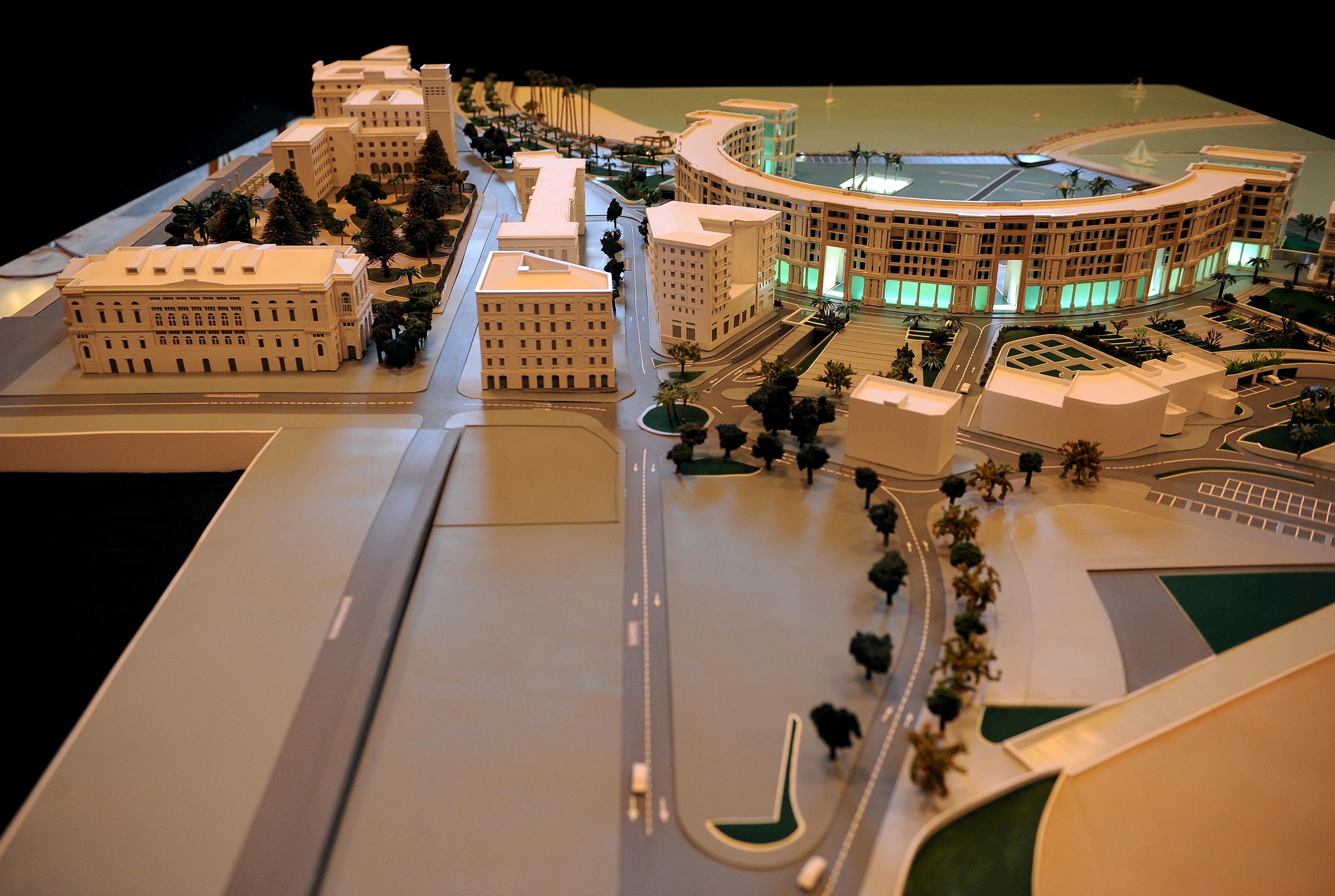   Esposto in Piazza Portanova il nuovo plastico del Crescent e di Piazza della Liberta' 
