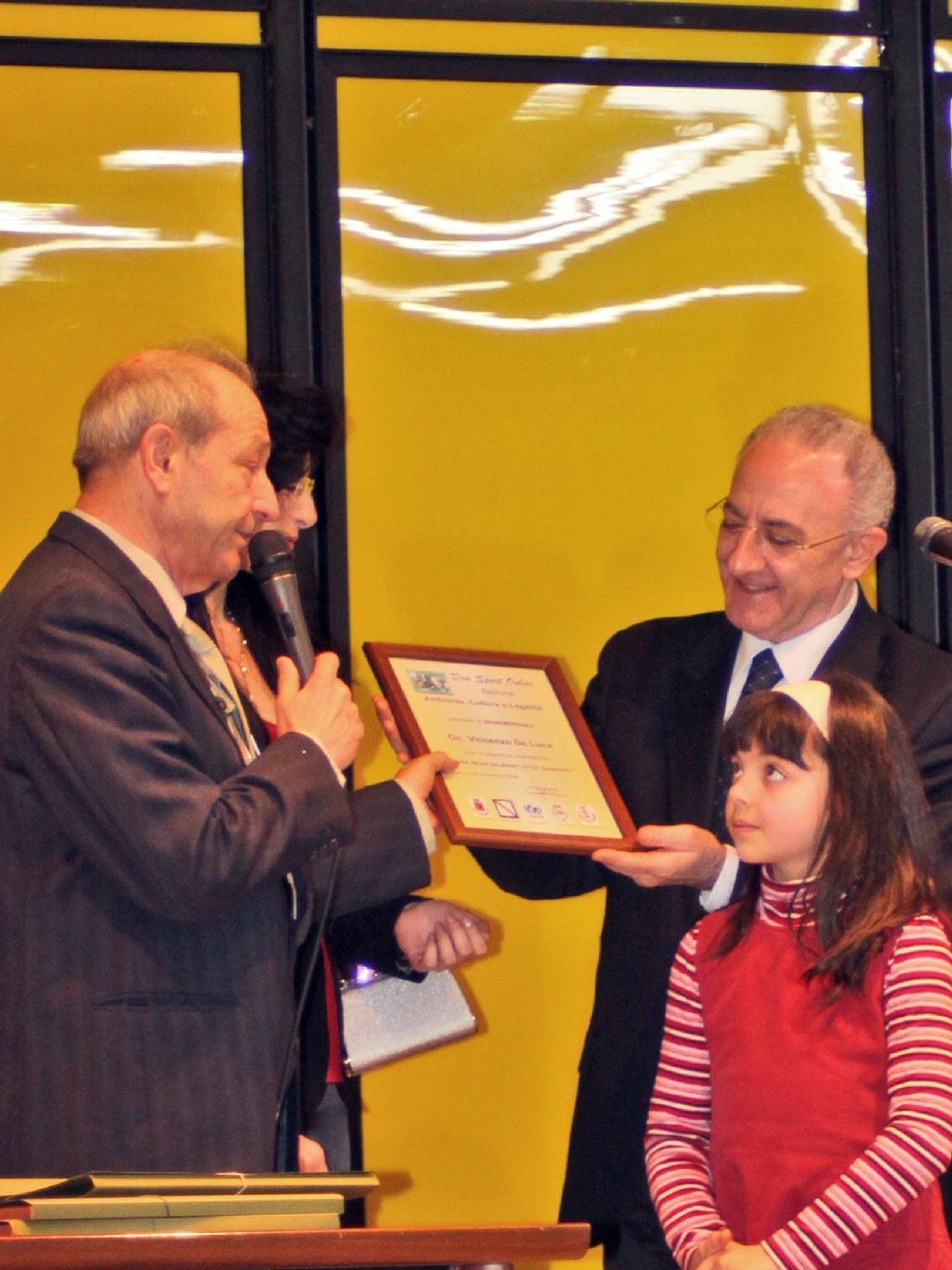   Al Sindaco De Luca il premio della Associazione DEA Sport Onlus di Bellona. 23 dicembre 2009
