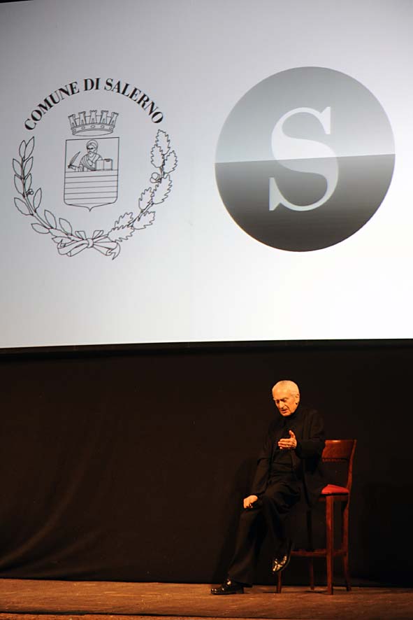   Massimo Vignelli a Salerno. Lectio Magistralis al Teatro Verdi. La presentazione del brand. Salerno, 22 Novembre 2011.
