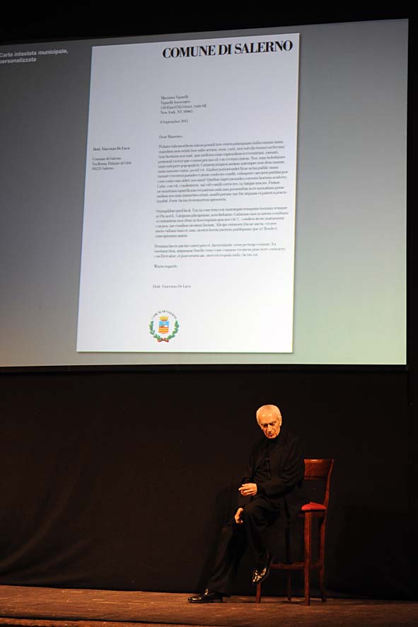   Massimo Vignelli a Salerno. Lectio Magistralis al Teatro Verdi. La presentazione del brand. Salerno, 22 Novembre 2011.
